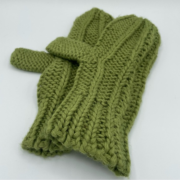 le chateau Accessories - NWOT Le Chateau Green Knit Mittens